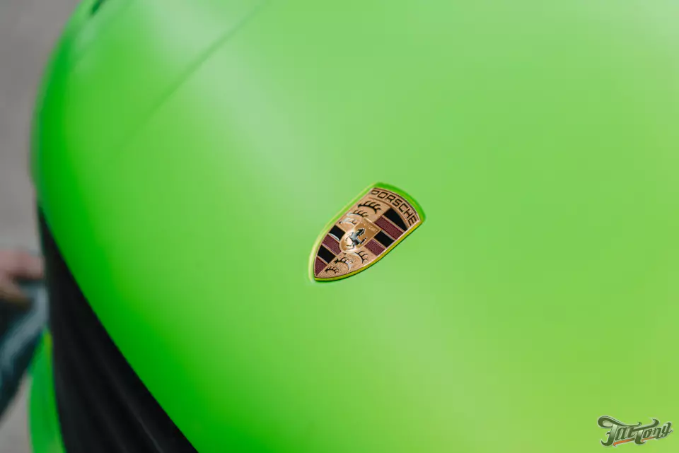 Оклеили Porsche Macan ярко-салатовым винилом и забронировали матовым полиуретаном, окрасили диски в черный глянец, установили ремни безопасности в цвет пленки (напечатали цвет!)